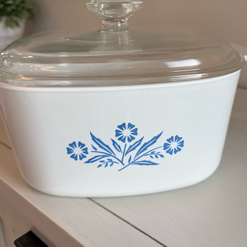 VINTAGE CORNINGWARE  CORNFLOWER TWO QUART COVERED DISH. IN GREAT CONDITION.